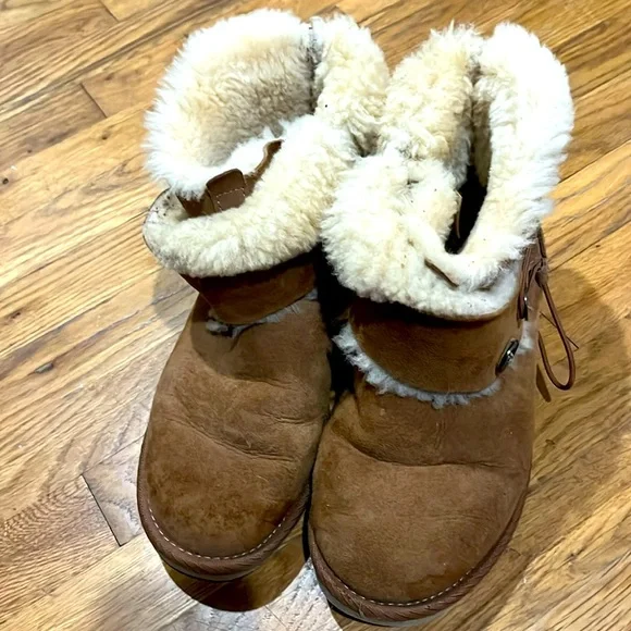 Women’s UGG boots - Picture 1 of 8
